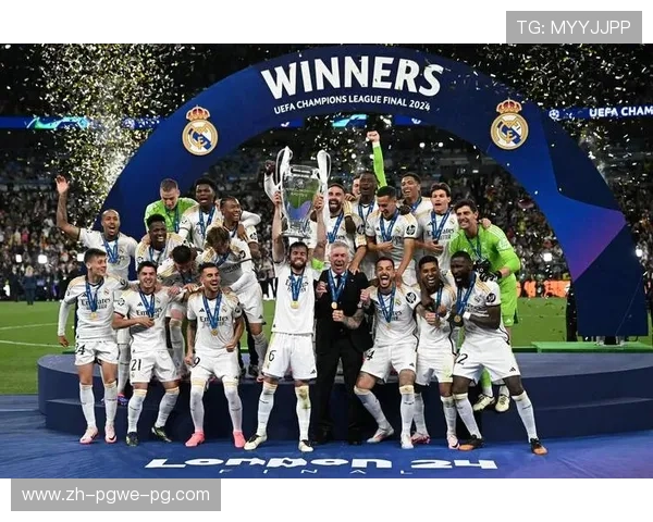 球员高举欧冠奖杯的经典瞬间